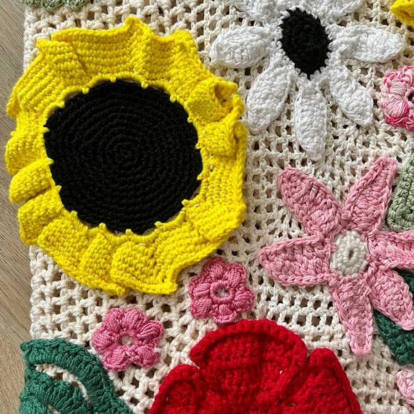 Crochet Vest / Sweater with Flowers - Picture 4 of 6